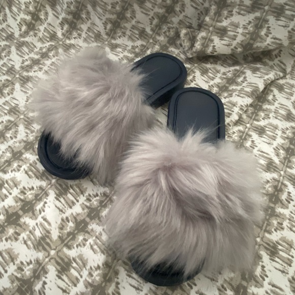 Women Slippers - Picture 2 of 4